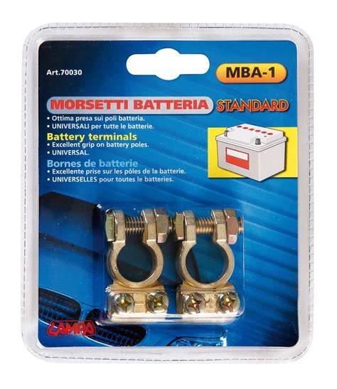 Batteria automobilistica con morsetti in primo piano
