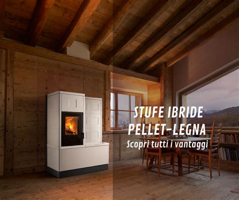 Stufa ibrida legna-pellet con fiamme accese