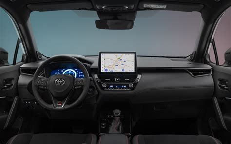 Interni di una Toyota Corolla con cruscotto digitale e schermo multimediale