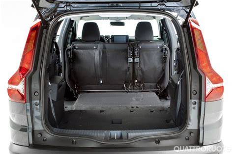 Interni Dacia Jogger con configurazione a 7 posti e sedili ripiegati