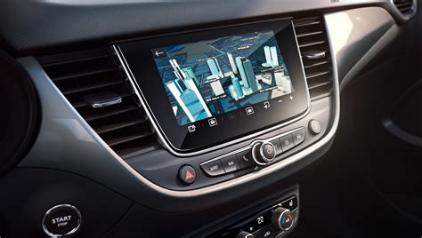 Interni Opel Crossland con sistema infotainment