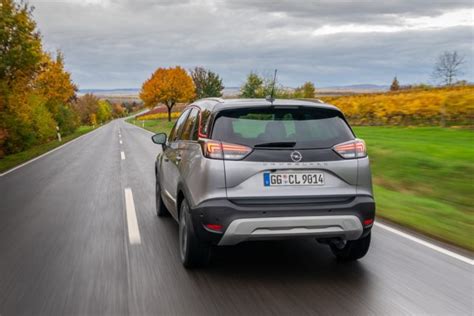 Opel Crossland in movimento su strada