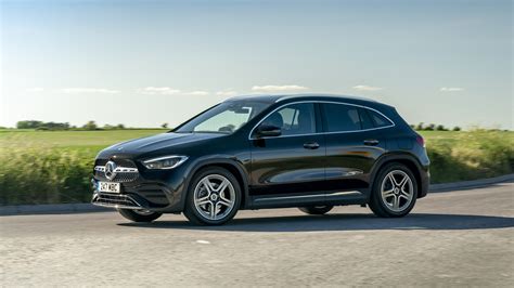 Mercedes-Benz GLA 250e SUV ibrido plug-in in carica