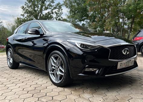 Infiniti Q30 in primo piano
