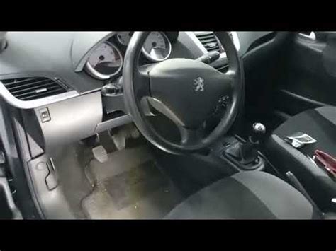 Interno Peugeot 207 con cruscotto