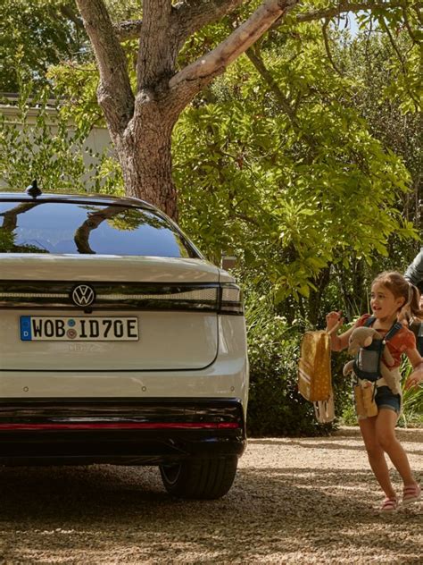 Bambini che guidano auto elettriche Volkswagen