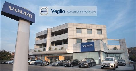 Concessionaria Volvo moderna con auto esposte