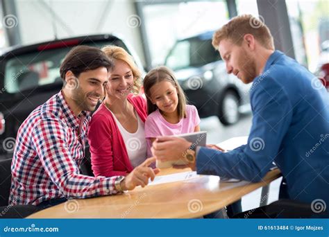 Famiglia felice con auto nuova