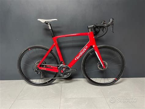 Wilier Cento10 Hybrid in un contesto urbano
