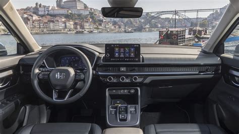 Interni della nuova Honda CR-V con plancia digitale e schermo infotainment