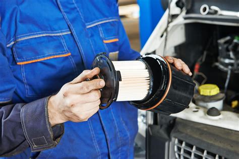 Meccanico che esamina un filtro del carburante