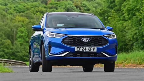 Dettaglio del frontale della Ford Kuga con fari LED
