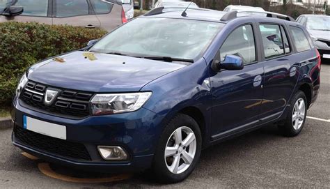 Dacia Logan II MCV con bagagliaio aperto che mostra la protezione interna