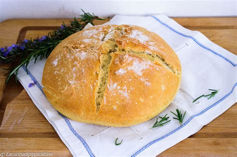 Pagnotta di pane con semi e una crosta dorata