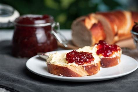 Una fetta di pane panda con sopra marmellata e miele
