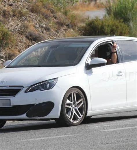 Peugeot 308 GTi in movimento su strada tortuosa
