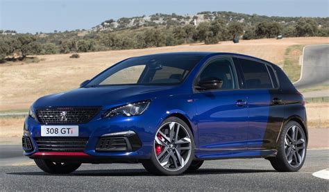 Peugeot 308 GTi parcheggiata in un paesaggio suggestivo