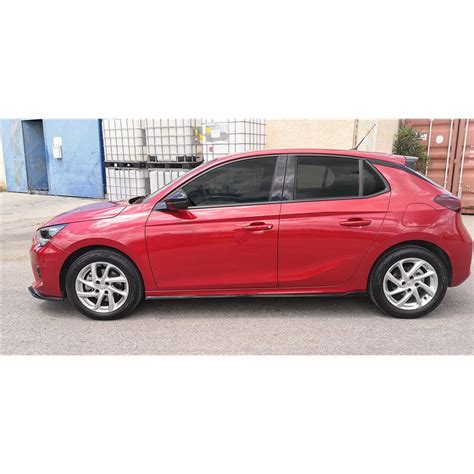 Opel Corsa F con minigonne laterali