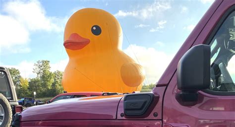 Immagine di una Jeep con una paperella di gomma sul cruscotto
