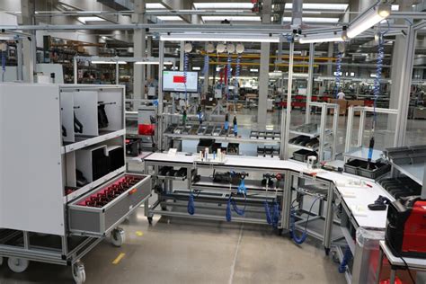 Interno dell'officina con diverse postazioni di lavoro e attrezzature moderne