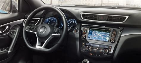 Interni del Nissan Qashqai J11 con volante D-Shape e sedili in pelle