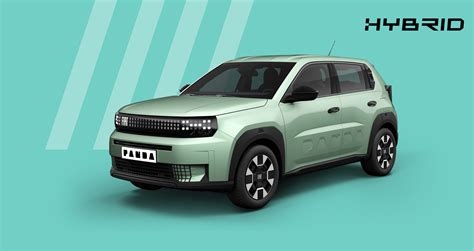 Fiat Panda Hybrid in colorazione grigio pastello parcheggiata in un contesto urbano moderno