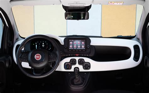 Dettaglio della plancia e del sistema infotainment di Fiat Panda