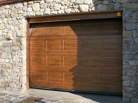 Portone sezionale da garage con motorizzazione