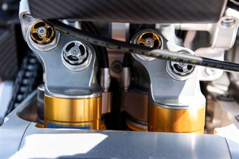 Tecnico specializzato che revisiona una sospensione di moto