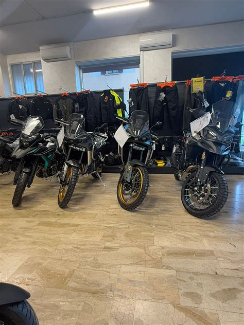 Esposizione di moto nuove e usate in una concessionaria