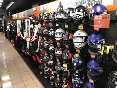 Caschi da moto esposti in un negozio