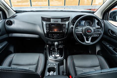 Interni del Nissan Navara King Cab con focus sul sistema infotainment