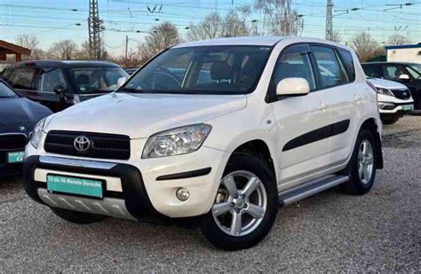 Toyota RAV4 Sol 2008 in contesto urbano