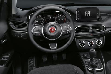 Interni moderni della Fiat Tipo con sistema di infotainment