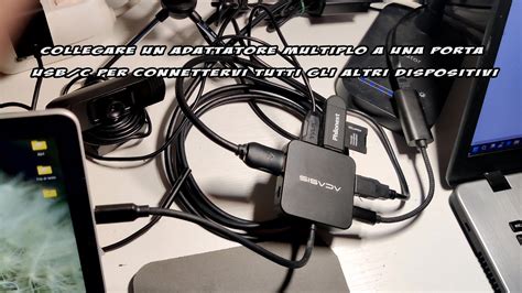 interfaccia diagnostica collegata a un computer portatile in un abitacolo auto