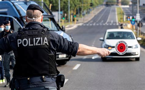 Agente di polizia multa un'auto senza gomme invernali
