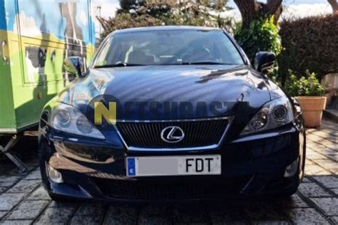 Lexus IS 220d 2006 con fendinebbia accesi