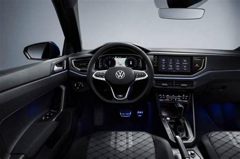 Interni Volkswagen Polo con plancia moderna e digitale