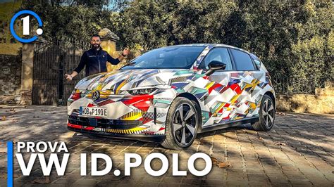 Volkswagen Polo in curva su strada di montagna