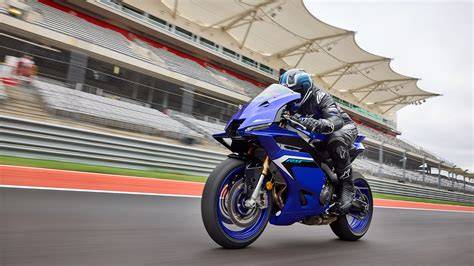 Moto sportiva in un circuito di gara