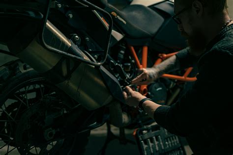 Un meccanico che lavora su una motocicletta in un'officina