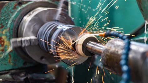 Macchinario CNC in azione per la produzione di componenti frizione