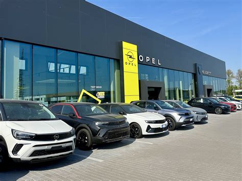 Interni di una concessionaria Opel moderna