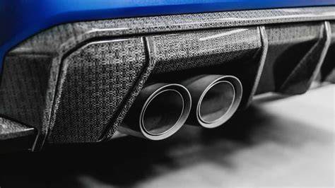 Automobile sportiva con dettagli in fibra di carbonio
