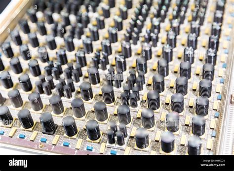 Vecchi componenti elettronici riciclati per costruire una base di antenna