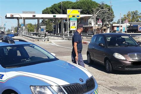 Polizia stradale che ferma un veicolo per controllo assicurativo