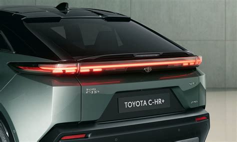Toyota C-HR vista posteriore con lunotto spiovente