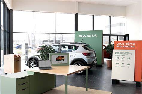 Persone che visitano uno showroom Dacia