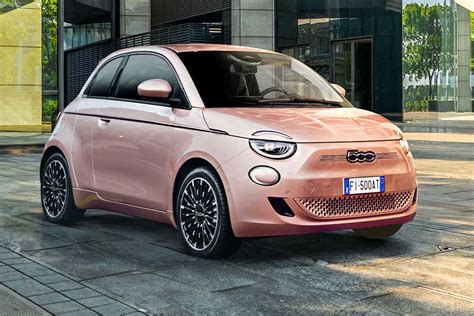 Diversi modelli di Fiat 500L affiancati, evidenziando le variazioni di colore e allestimento