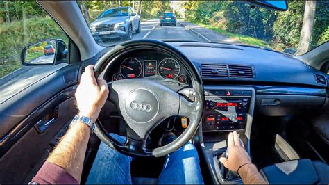 Interno Audi A4 B6 con focus sul cruscotto e il lato passeggero
